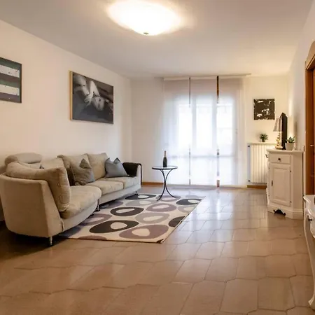 Vicino Al Centro - Casa Con Balcone E Free Parking Apartment *